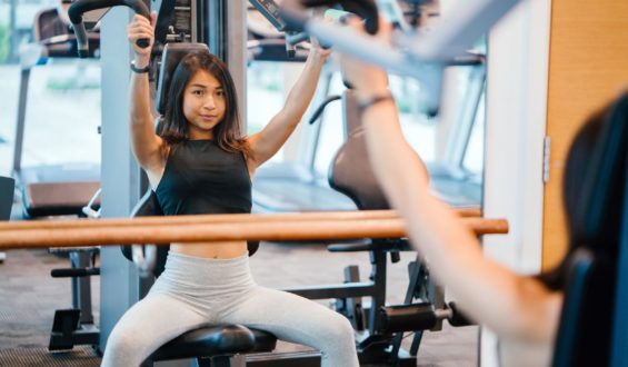 Budowa masy mięśniowej na siłowni – jak się przygotować?
